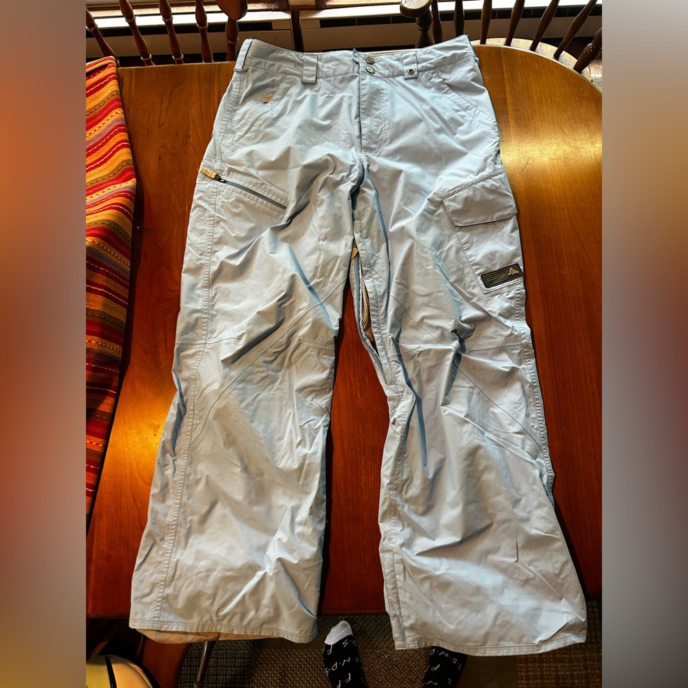 Women’s medium burton snow pants. Used but in great condition.